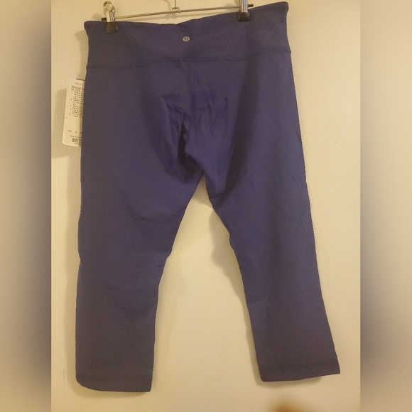Lululemon capri - Picture 2 of 4